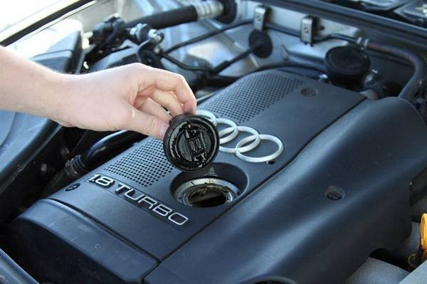 Почему масло в двигателе быстро чернеет при его эксплуатации