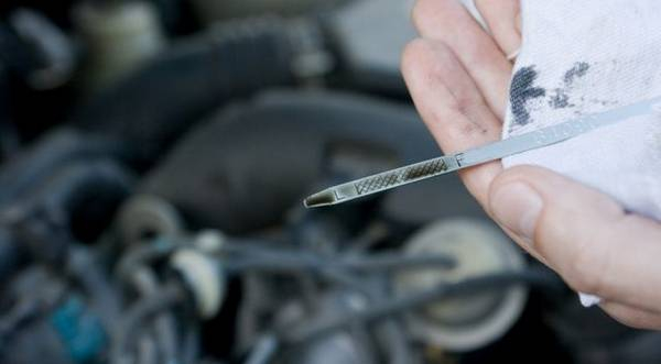 Почему масло в двигателе быстро чернеет при его эксплуатации