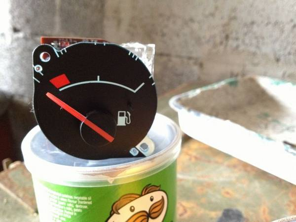 Почему не работает указатель уровня топлива? Когда он тратит твои нервы