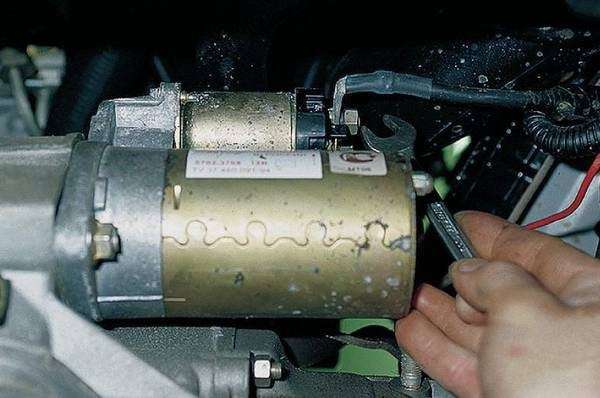 Реле стартера автомобиля ВАЗ 2112 самостоятельная разборка и замена Реле стартера автомобиля ВАЗ 2112 самостоятельная разборка и замена