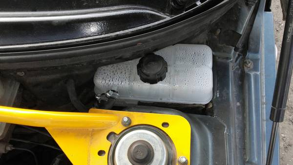 Самостоятельная замена расширительного бачка на автомобиле «Лада Приора»