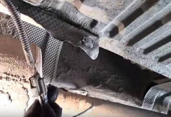 Самостоятельно меняем глушитель на автомобиле «Рено Логан» Самостоятельно меняем глушитель на автомобиле «Рено Логан»