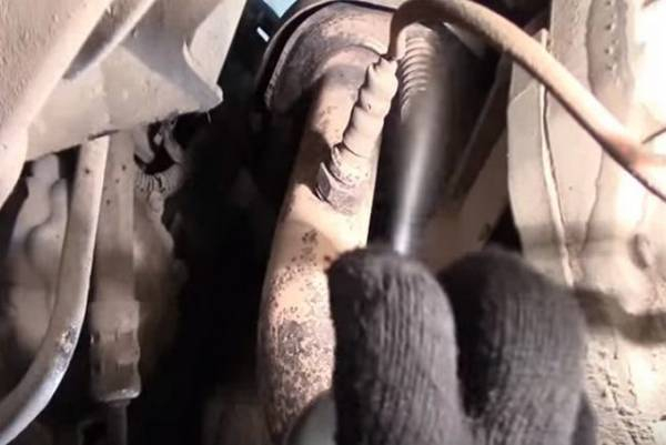 Самостоятельно меняем глушитель на автомобиле «Рено Логан» Самостоятельно меняем глушитель на автомобиле «Рено Логан»