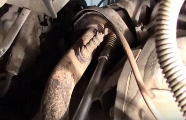 Самостоятельно меняем глушитель на автомобиле «Рено Логан» Самостоятельно меняем глушитель на автомобиле «Рено Логан»