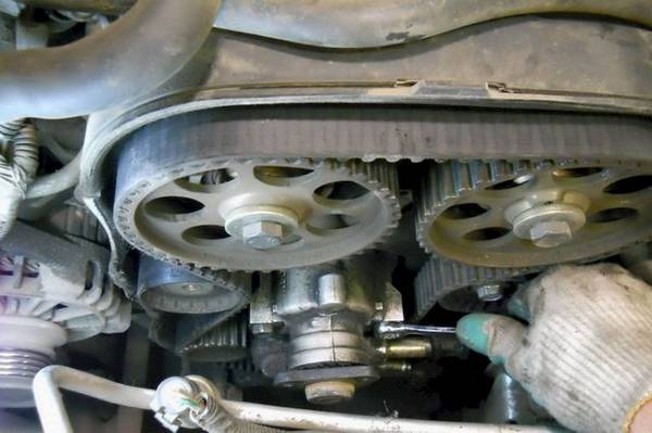 Свистит двигатель при запуске на холодную Свистит двигатель при запуске на холодную