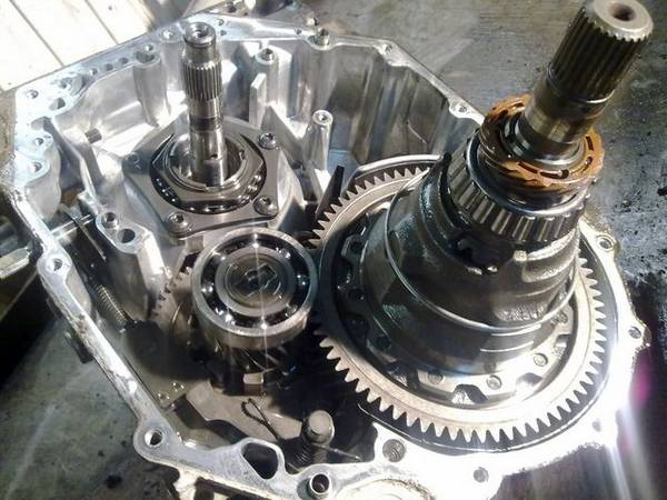 Течь масла между двигателем и коробкой передач Течь масла между двигателем и коробкой передач