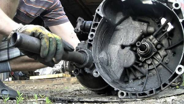 Течь масла между двигателем и коробкой передач Течь масла между двигателем и коробкой передач