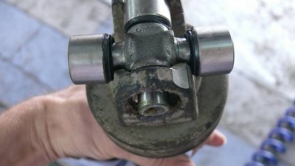 Замена подвесного подшипника карданного вала и крестовины на ВАЗ 2101-2107 своими руками