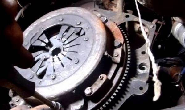 Замена сцепления на автомобилях ВАЗ Замена сцепления на автомобилях ВАЗ