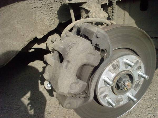 Замена тормозных колодок — самостоятельно или на СТО Замена тормозных колодок — самостоятельно или на СТО