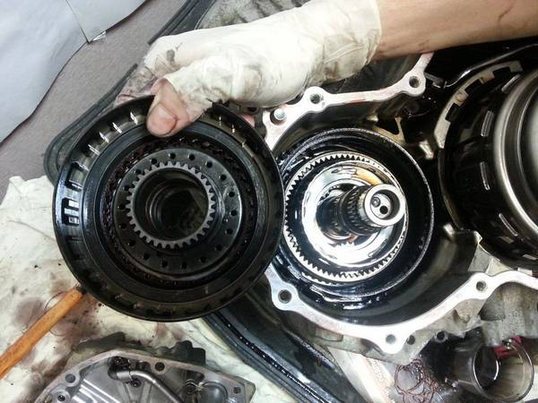 Что делать, если коробка автомат пинается и дергается при переключении? Что делать, если коробка автомат пинается и дергается при переключении?