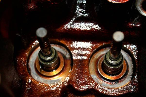 Дымит двигатель, как понять это кольца или колпачки? Разбираемся в вопросе Дымит двигатель, как понять это кольца или колпачки? Разбираемся в вопросе