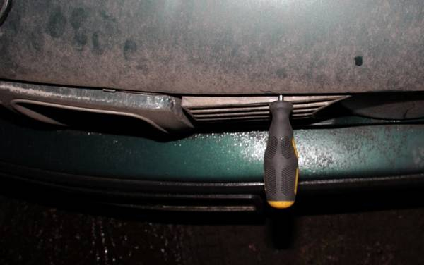 Как открыть капот, если сел аккумулятор? Если внезапно это случилось