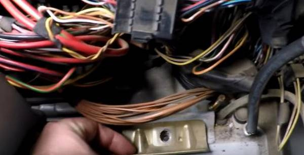 Как правильно снять аккумулятор с автомобиля: пошаговая инструкция