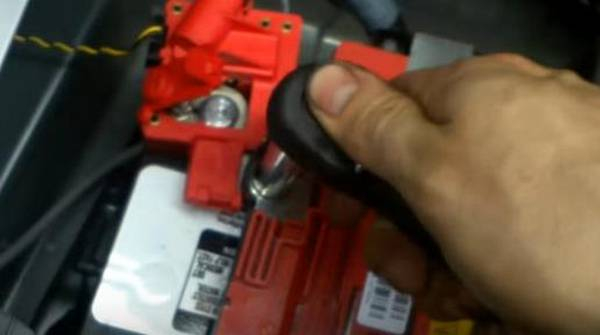 Как правильно снять аккумулятор с автомобиля: пошаговая инструкция