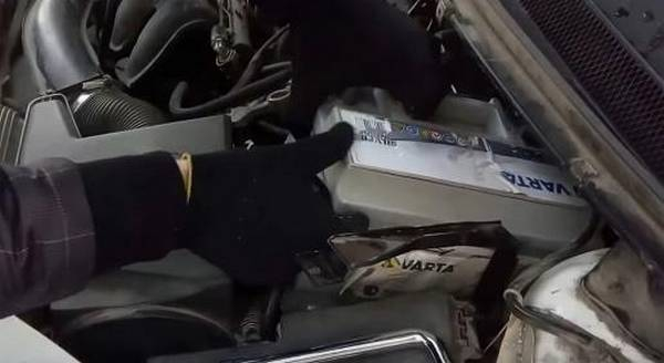 Как правильно снять аккумулятор с автомобиля: пошаговая инструкция