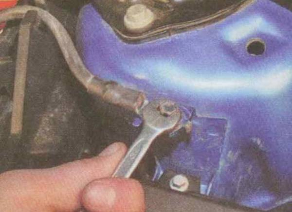 Как правильно снять аккумулятор с автомобиля: пошаговая инструкция