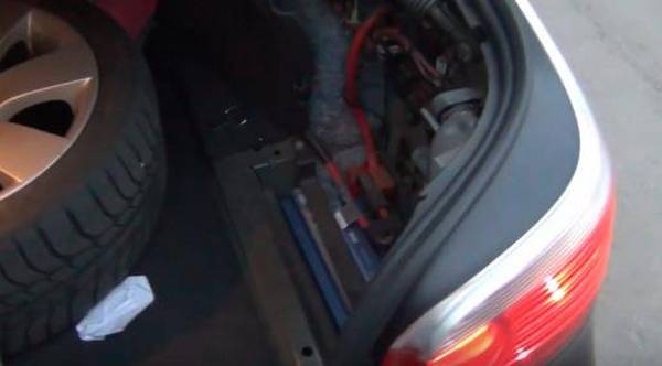 Как правильно снять аккумулятор с автомобиля: пошаговая инструкция