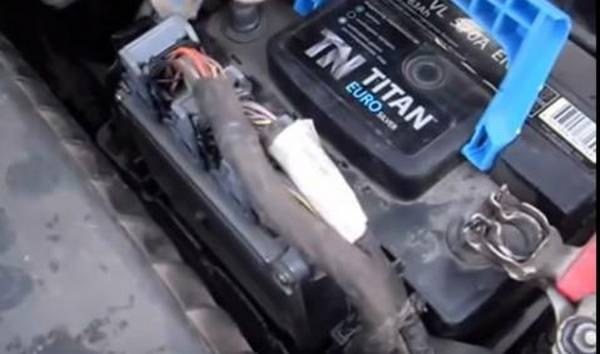 Как правильно снять аккумулятор с автомобиля: пошаговая инструкция