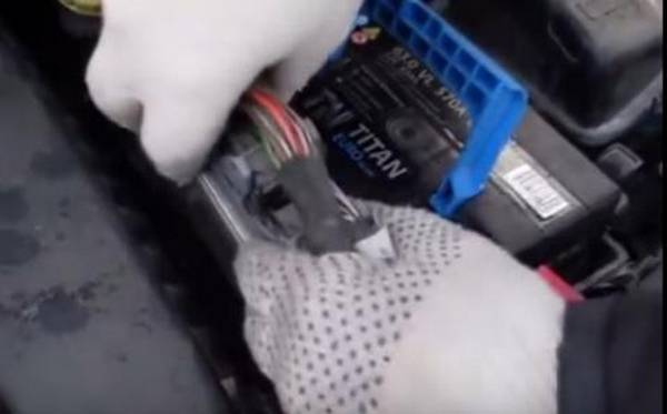 Как правильно снять аккумулятор с автомобиля: пошаговая инструкция