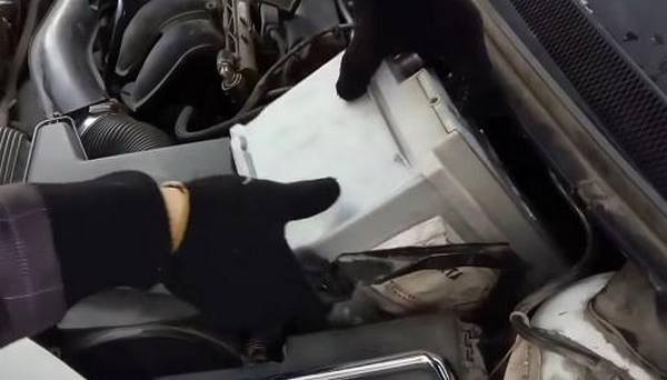 Как правильно снять аккумулятор с автомобиля: пошаговая инструкция