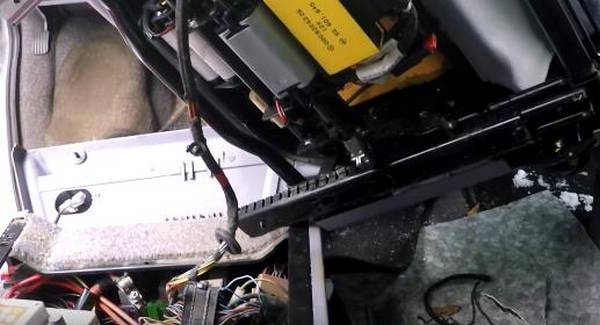 Как правильно снять аккумулятор с автомобиля: пошаговая инструкция