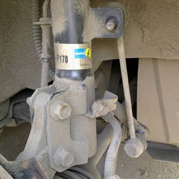 Как самостоятельно поменять амортизаторы и стойки