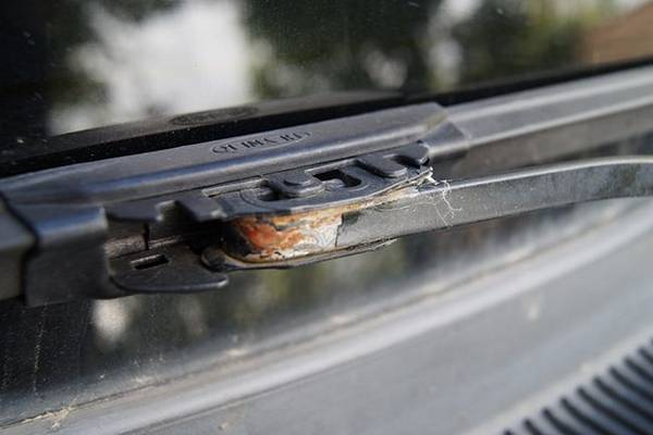 Как снять и покрасить щетки стеклоочистителя