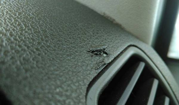 Как убрать царапины с пластика в салоне автомобиля Как убрать царапины с пластика в салоне автомобиля