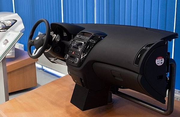 Как устранить скрип торпедо в машине