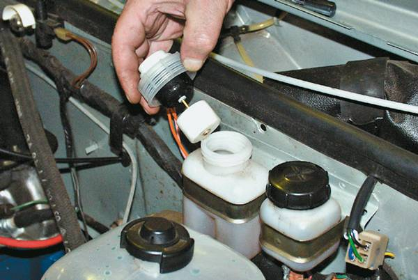 Как заменить тормозную жидкость в автомобиле Как заменить тормозную жидкость в автомобиле