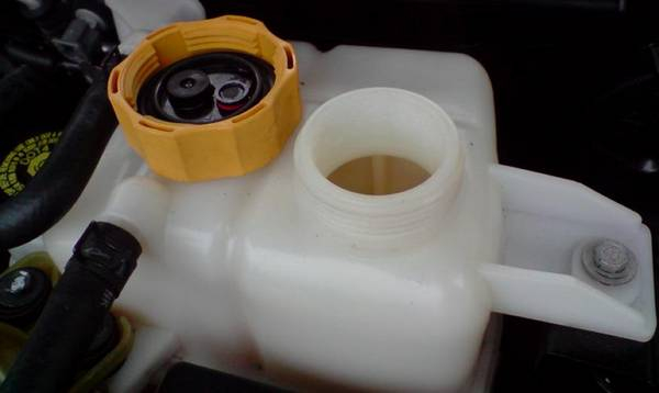 Крышка расширительного бачка  ответственные задачи простого механизма