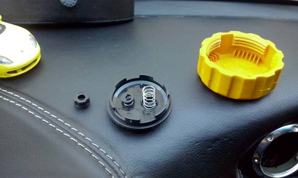 Крышка расширительного бачка  ответственные задачи простого механизма