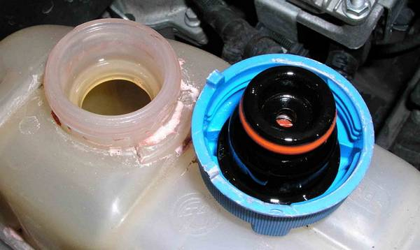 Крышка расширительного бачка  ответственные задачи простого механизма