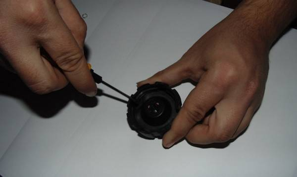 Крышка расширительного бачка  ответственные задачи простого механизма