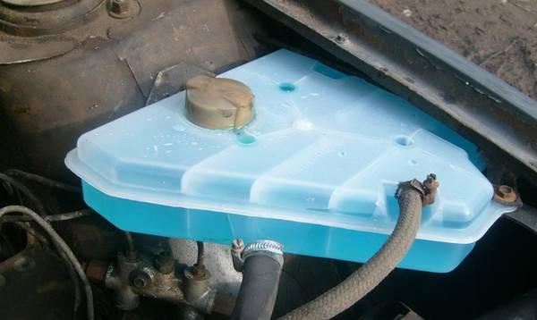 Крышка расширительного бачка  ответственные задачи простого механизма