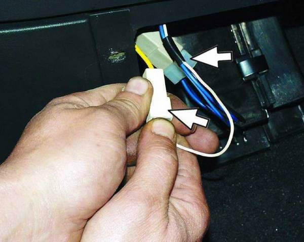 Меняем прикуриватель ВАЗ 2110 своими руками Меняем прикуриватель ВАЗ 2110 своими руками