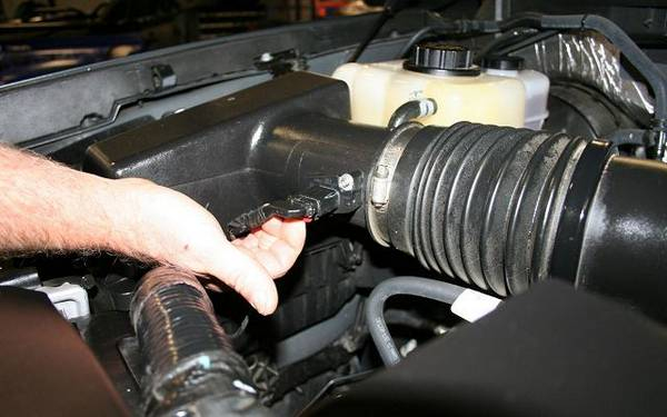 Не падают обороты двигателя на холостом ходу: как исправить проблему