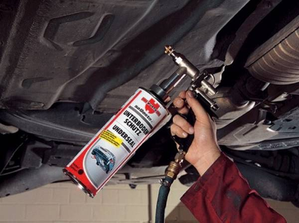 Обработка антигравием колесных арок и днища автомобиля