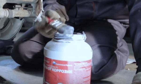 Обработка антигравием колесных арок и днища автомобиля