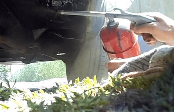 Обработка антигравием колесных арок и днища автомобиля