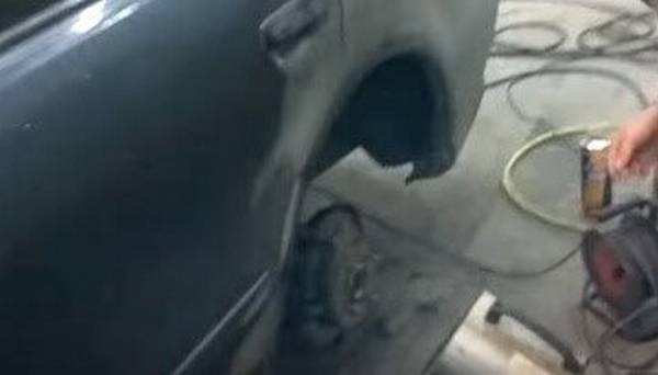 Обработка антигравием колесных арок и днища автомобиля