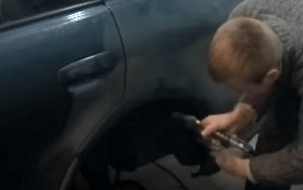 Обработка антигравием колесных арок и днища автомобиля