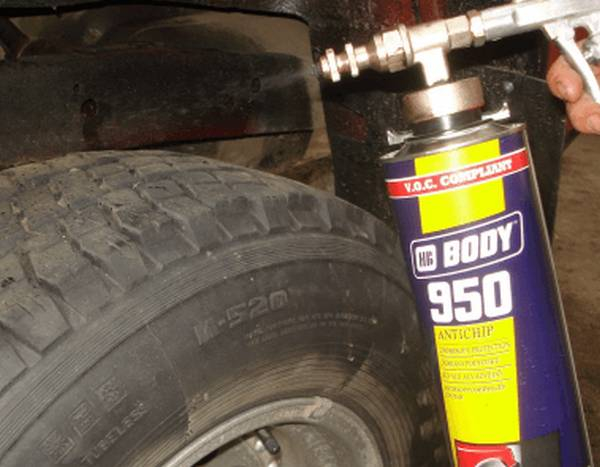 Обработка антигравием колесных арок и днища автомобиля