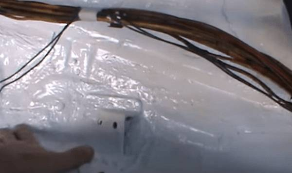 Обработка антигравием колесных арок и днища автомобиля