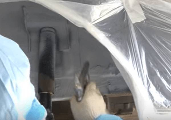 Обработка антигравием колесных арок и днища автомобиля