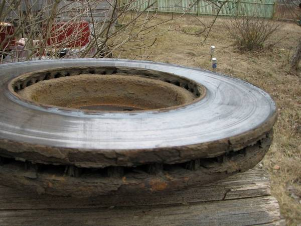 При торможении слышен скрежет на передних колесах? Читай из-за чего это может быть При торможении слышен скрежет на передних колесах? Читай из-за чего это может быть