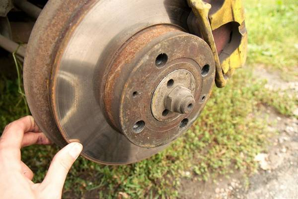 При торможении слышен скрежет на передних колесах? Читай из-за чего это может быть При торможении слышен скрежет на передних колесах? Читай из-за чего это может быть