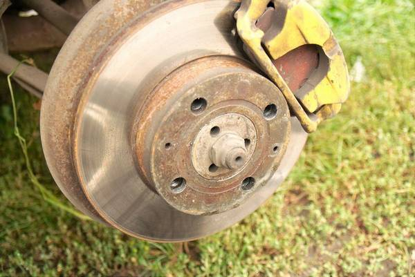 При торможении слышен скрежет на передних колесах? Читай из-за чего это может быть При торможении слышен скрежет на передних колесах? Читай из-за чего это может быть