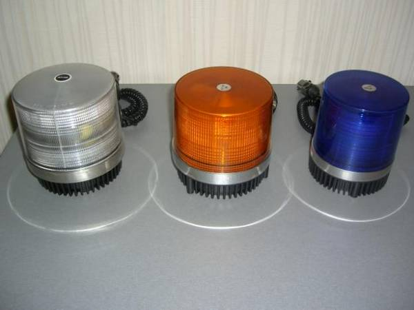 Проблесковый маячок  автомобиль мчится по экстренным делам